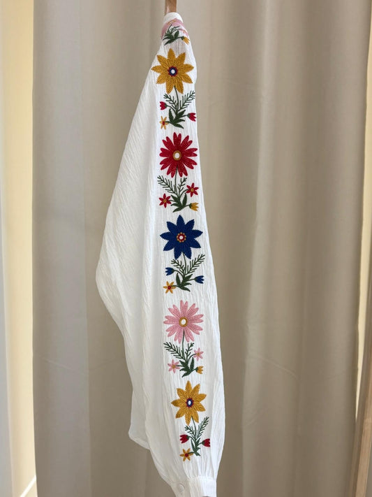 Blouse blanche brodée fleurs des prés