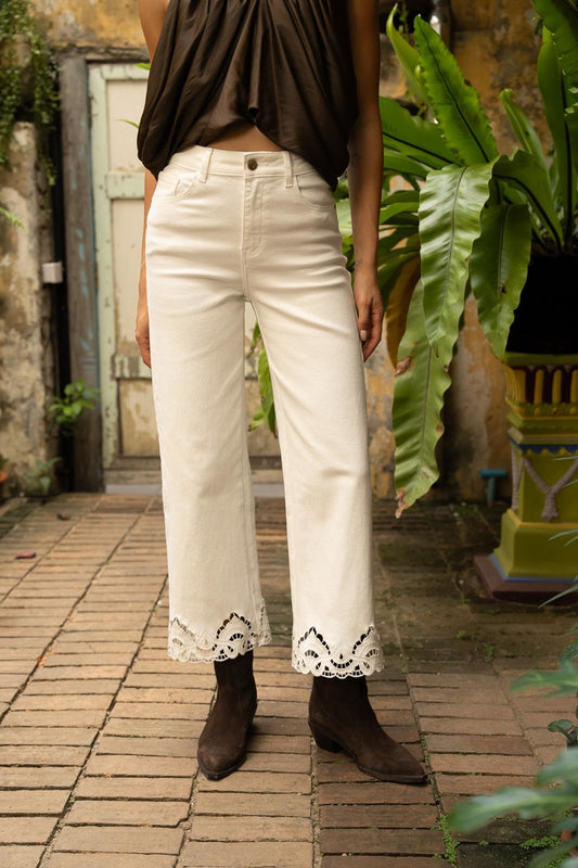 Pantalon écru bas dentelle